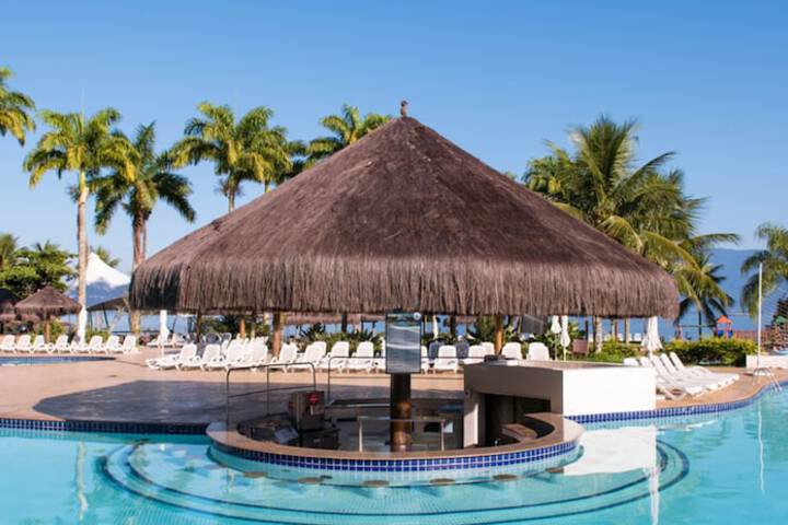 Swim-up bar