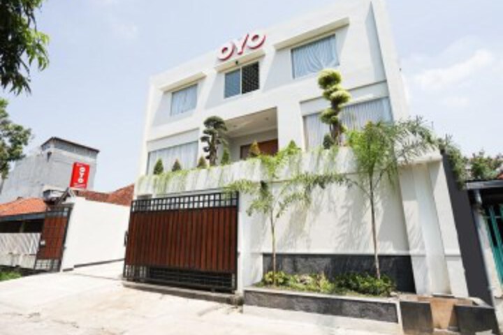 Oyo 747 Cipunegara Residence