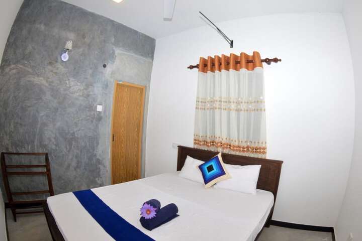 Room 4 of 9