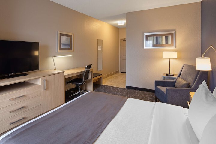 1 Queen Bed Pillow Top Mattress Refrigerator High Speed Internet Accessible Full Breakfast (4 of 13)