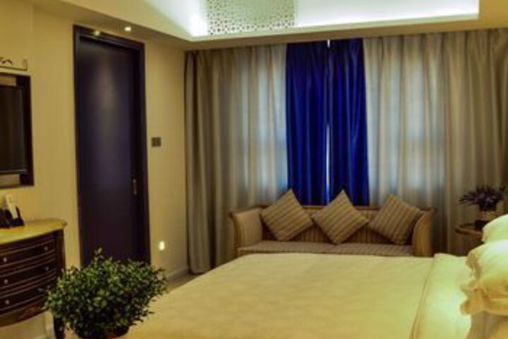 Room 4 of 12