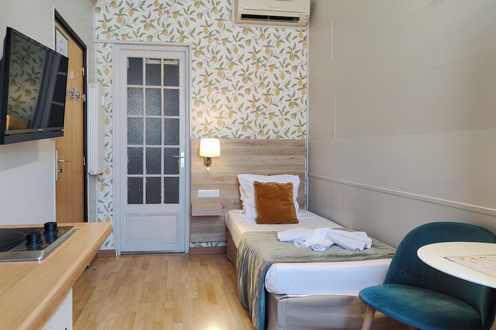 Room 52 of 198