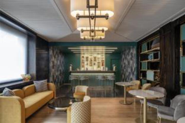 Lounge 6 of 23
