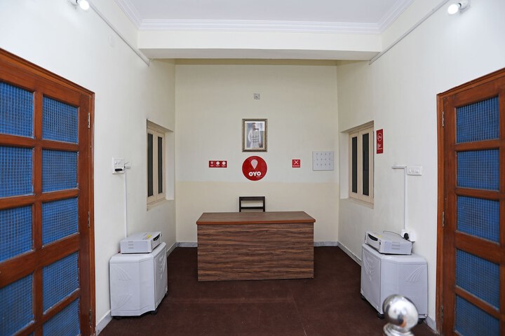 OYO 9878 HOME COZY 3BHK GEETANJALI HOSPI