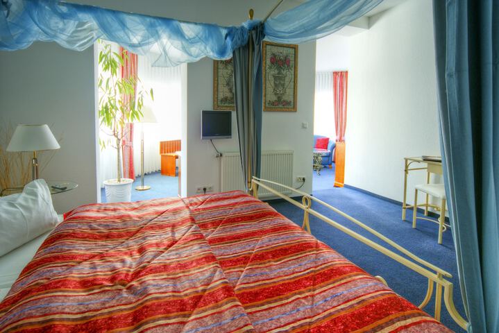 Room 9 of 33