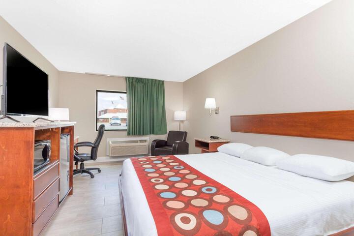 1 Queen Bed (9 of 15)