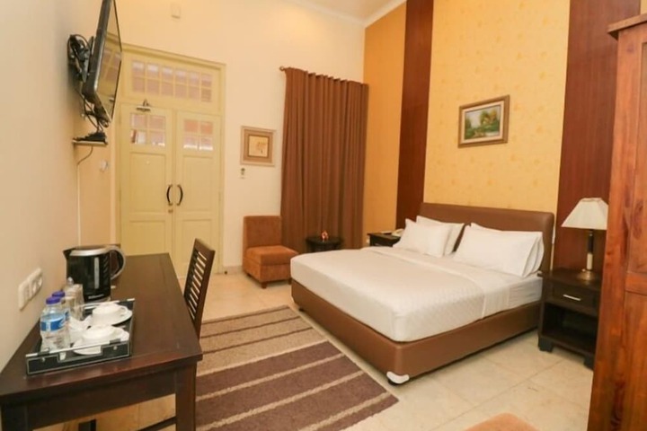 Room 7 of 33