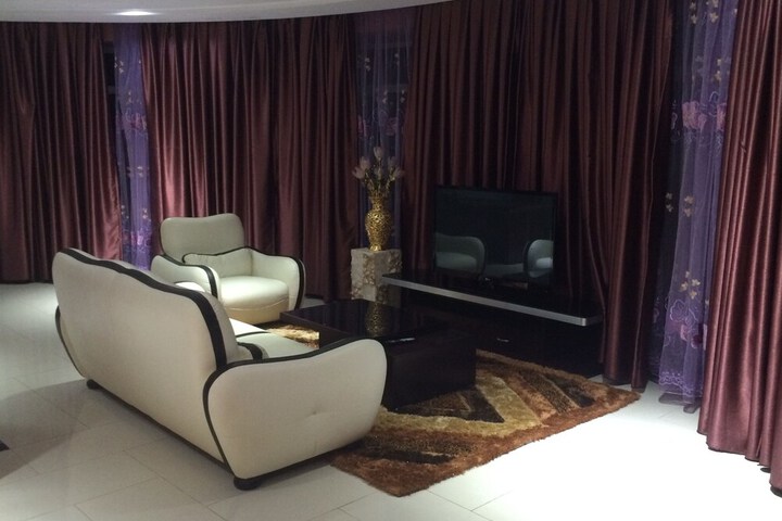 Room 33 of 80