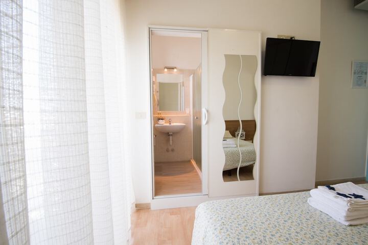 Room 16 of 34