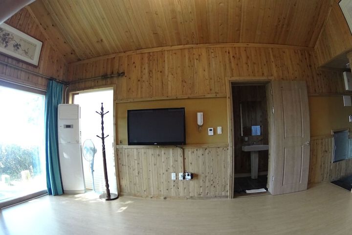 Room 27 of 182