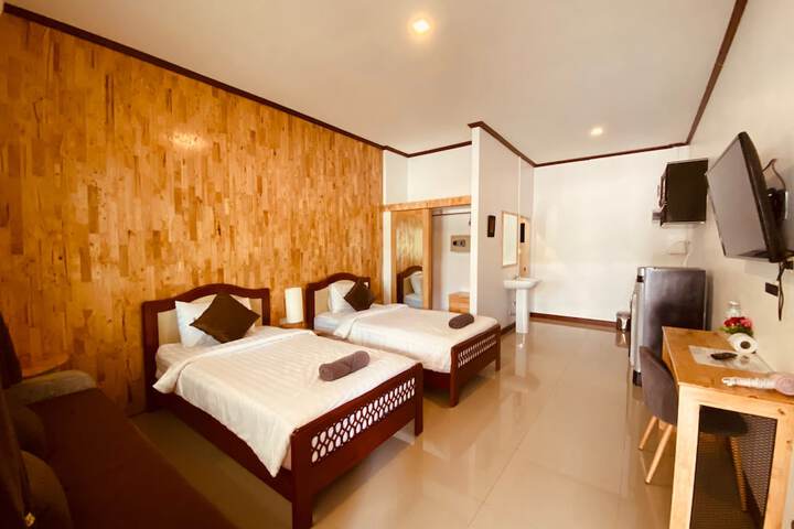 Room 32 of 80