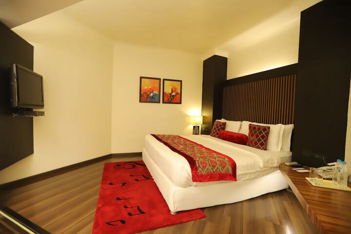Room 4 of 32