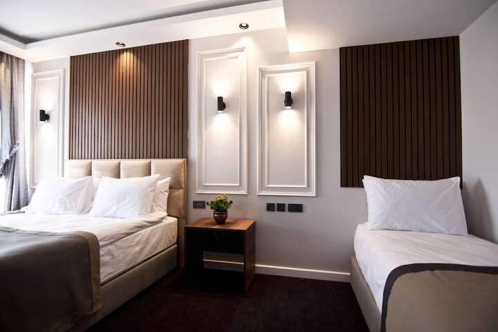 Room 27 of 76