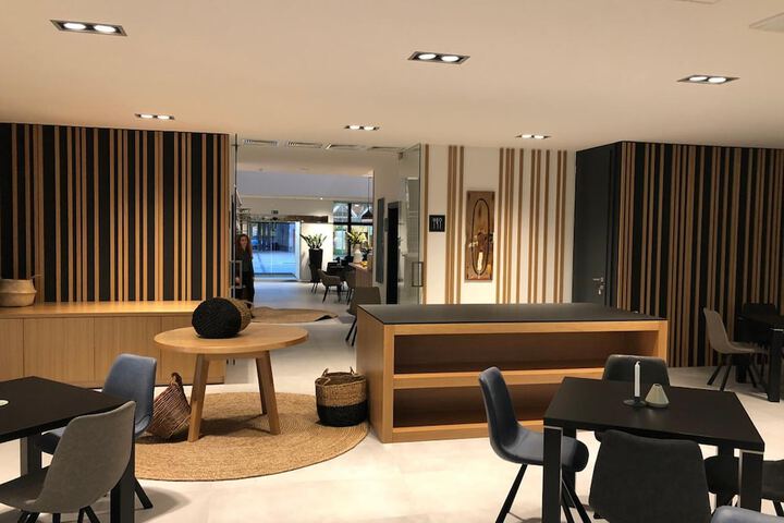 Lounge 41 of 52