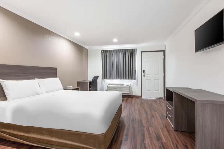 1 Queen Bed (5 of 12)