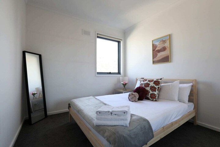 Room 4 of 18