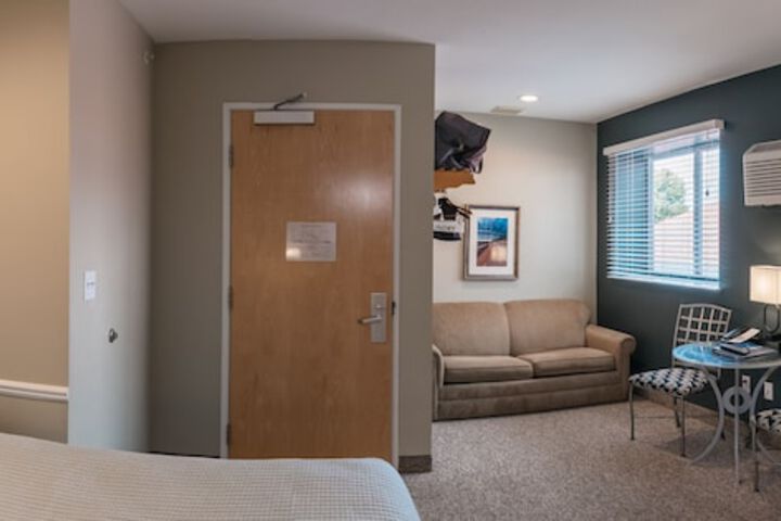 Deluxe Queen Bed Lake View Sofa (11 of 38)