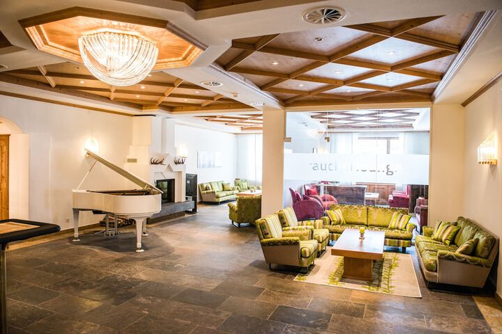 Lounge 101 of 112