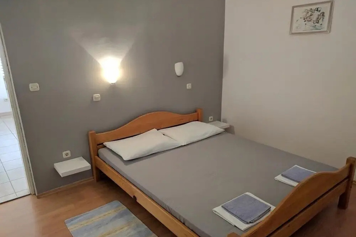 Room 4 of 9