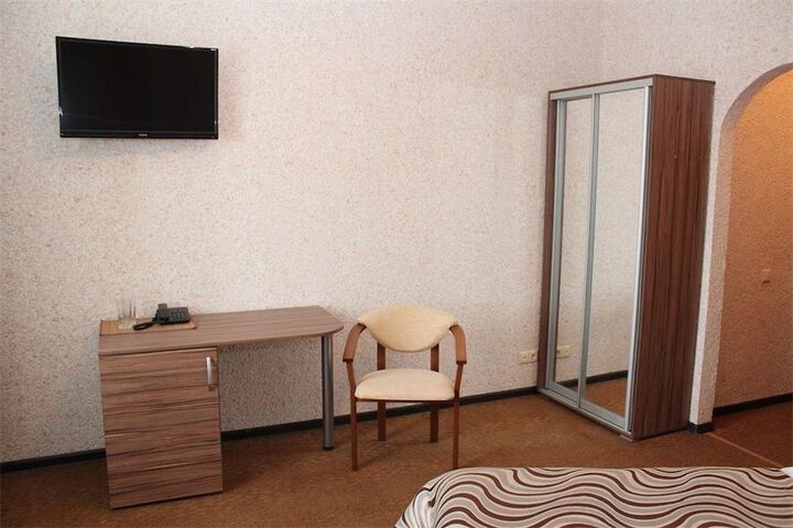 Room 27 of 40