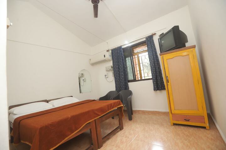 Room 9 of 25