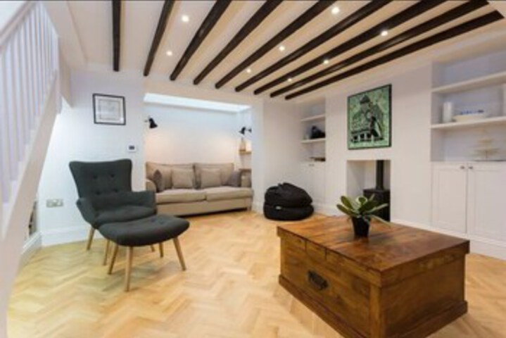 Exterior of Luxury 3 Bed Town House in Angel