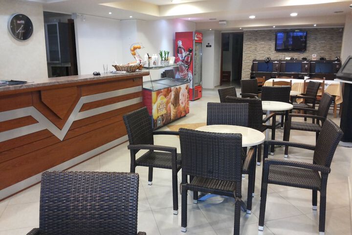 Lounge 49 of 76