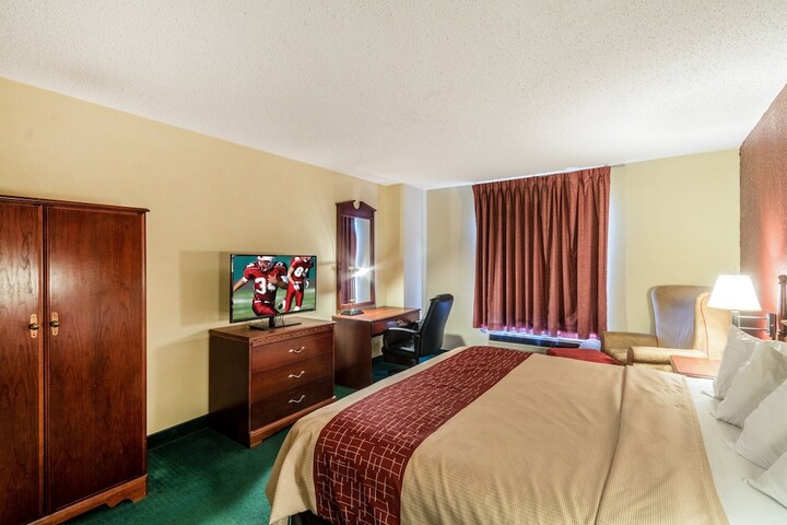 Deluxe King Bed Accessible (7 of 14)