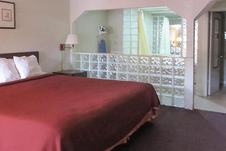 1 King Bed (4 of 6)