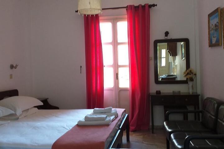 Room 4 of 33