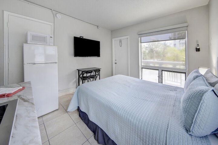 Basic Queen Bed (3 of 20)