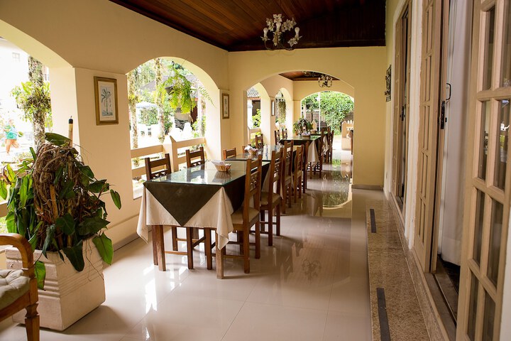 Dining 40 of 52