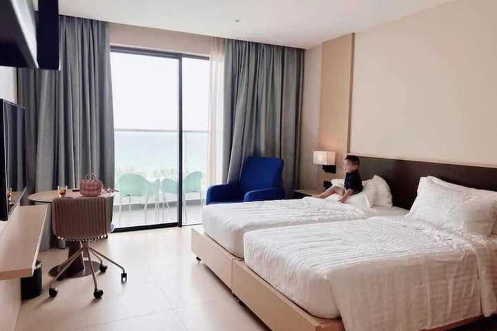 Room 12 of 93