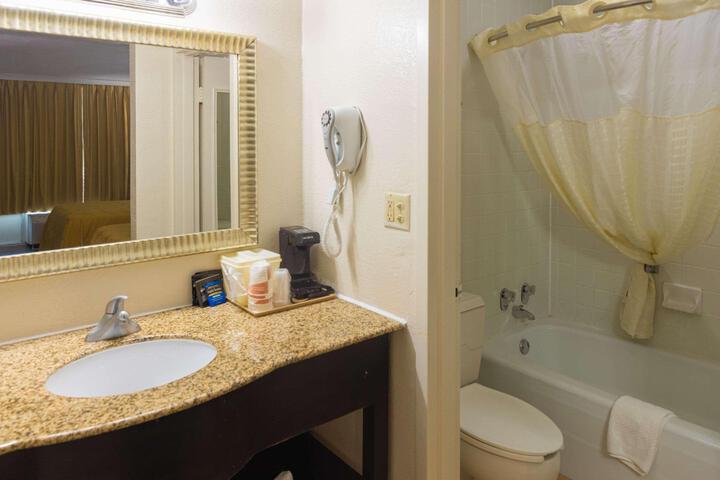 2 Double Beds (15 of 23)