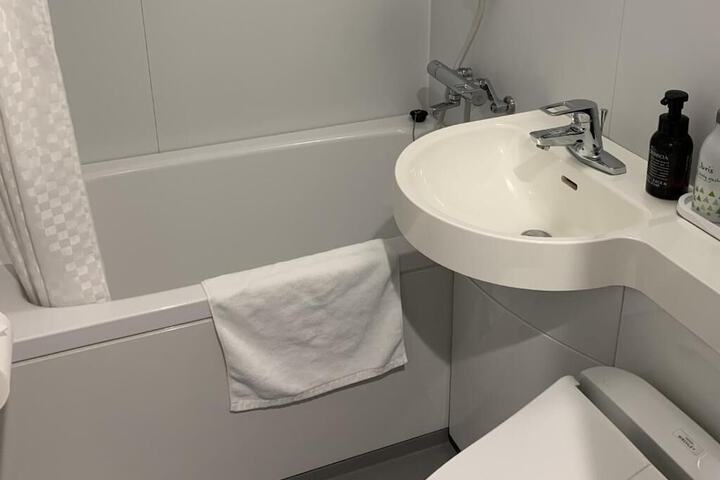 Room 16 of 28