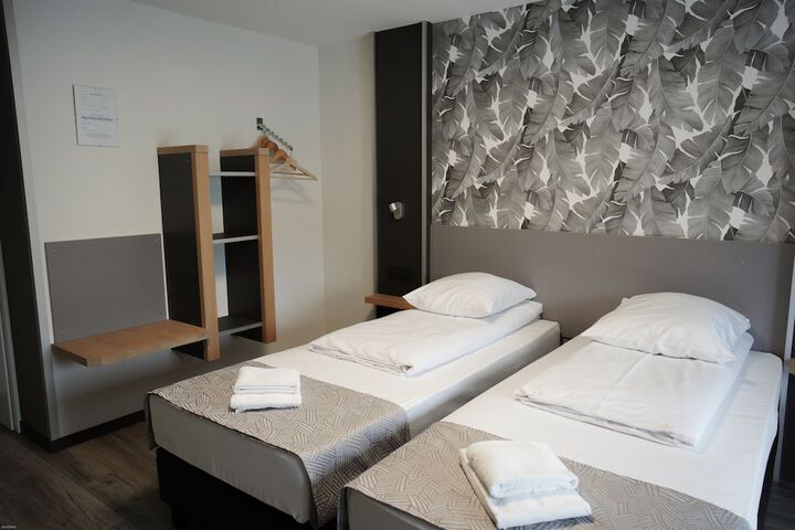 Room 3 of 43