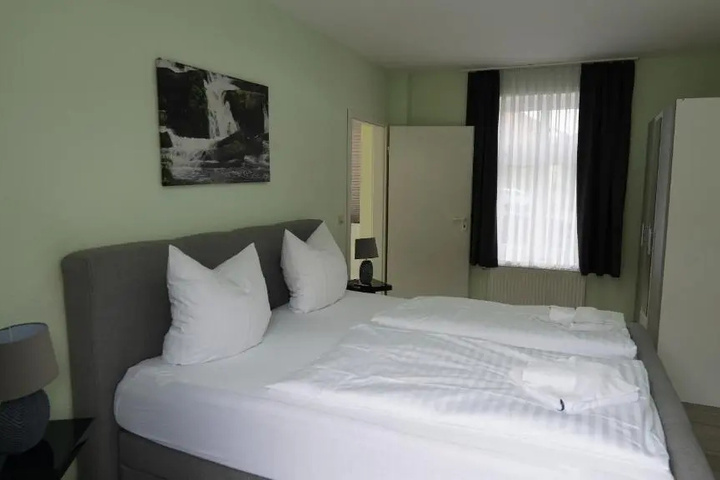 Room 6 of 11