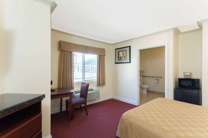 1 Queen Bed (10 of 16)