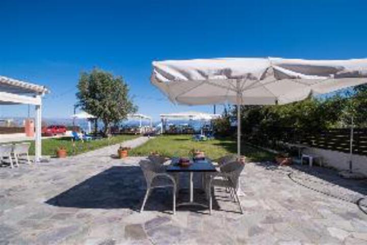 Christina Hotel Petriti