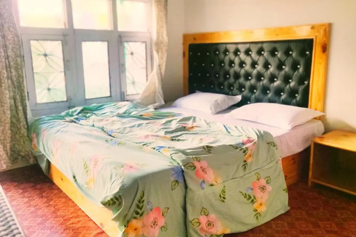 Room 5 of 6