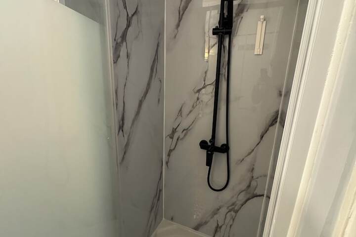 Room 42 of 100