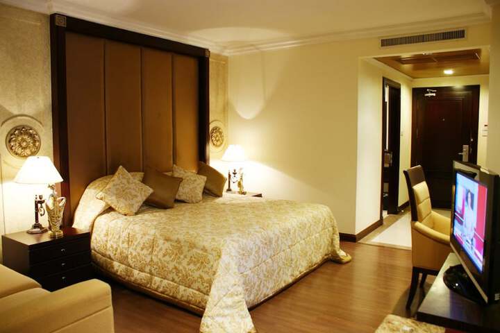 Room 14 of 76
