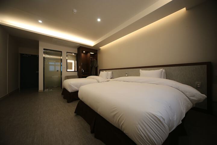 Room 10 of 60