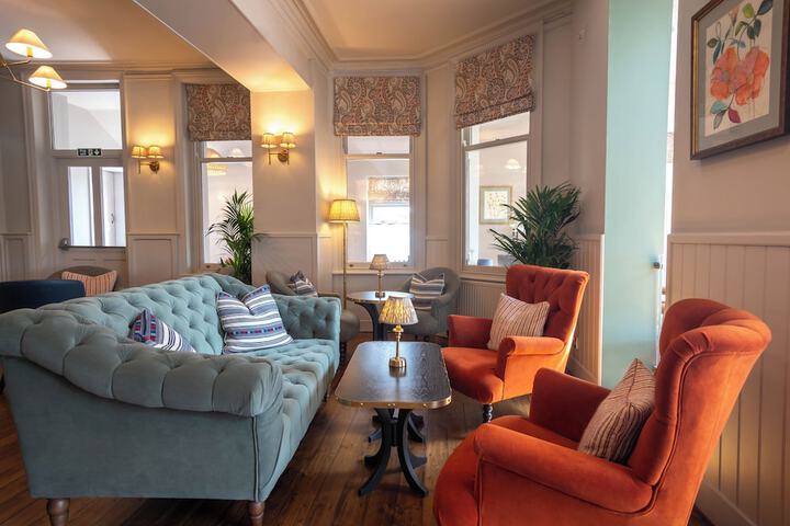 Lounge 46 of 61