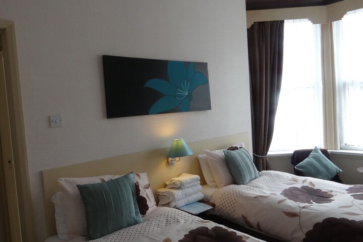 Room 4 of 6
