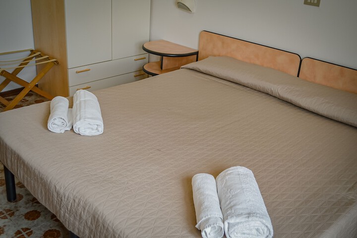 Room 25 of 76