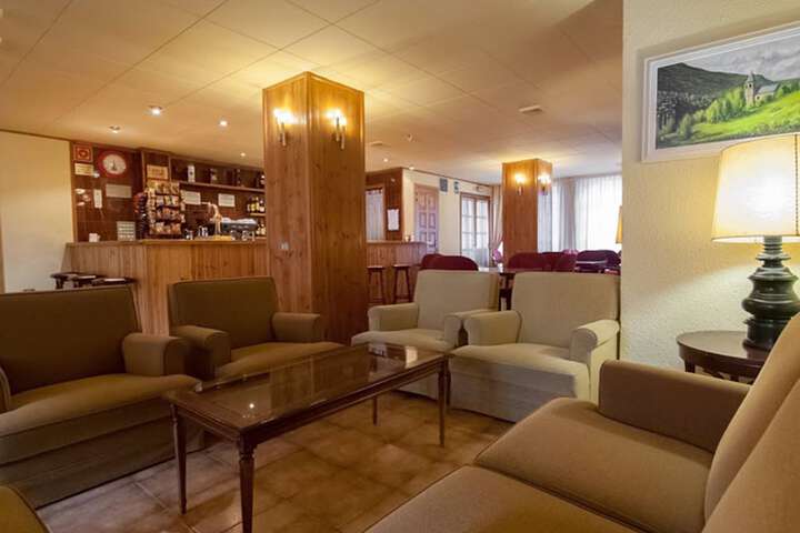 Lounge 46 of 81