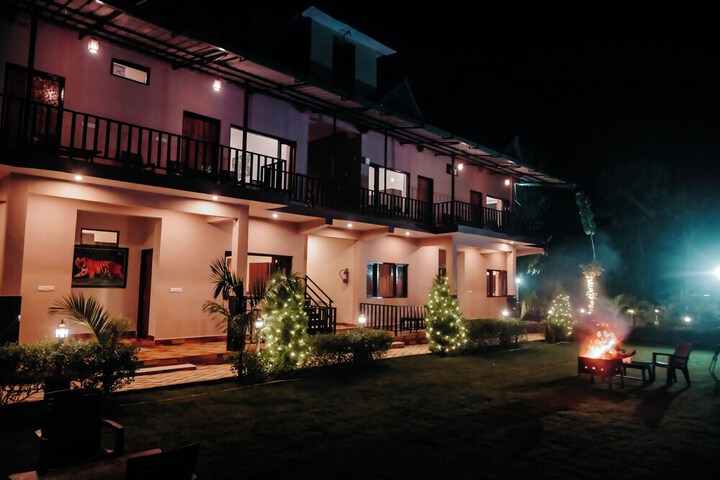 Hotel Exterior 27 of 32