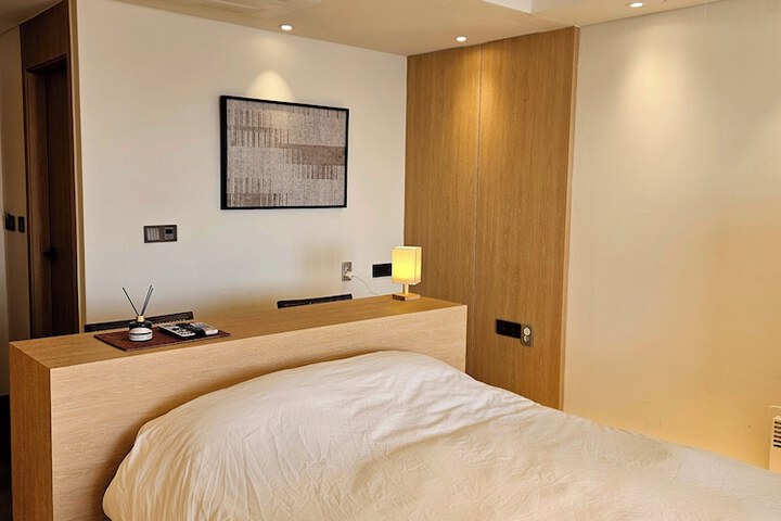 Room 4 of 37