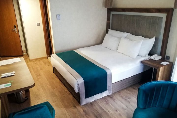 Room 18 of 106